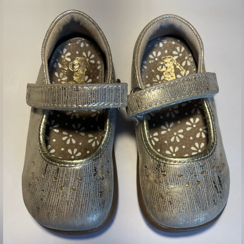 See‎ Kai Run gold Mary Jane’s size 7 toddler